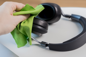 How to clean headphones